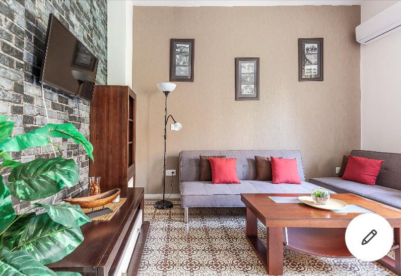 Violeta With Cozy Balcony Appartamento Siviglia