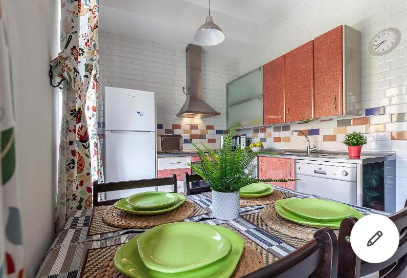 Appartamento Violeta With Cozy Balcony Siviglia